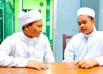 MUHAMAD Jufry Jaafar (kiri) dan Muhammad Ismail Muhd Taiban kini tinggal di Maahad Tahfiz Al-Quran Al-Ahmad, Tapah. – UTUSAN/MEGAT LUTFI MEGAT RAHIM