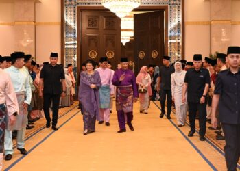 SULTAN Sallehuddin Sultan Badlishah dan Sultanah Maliha Tengku Ariff berangkat ke Majlis Sambutan Hari Raya Aidilfitri Sultan Kedah dan Keluarga Diraja di Istana Anak Bukit, Alor Setar.