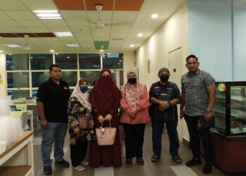 FARAH Md. Isa atau Farah Cie (tiga dari kanan) bersama iSiti Noraida Hassan ketika melawatnya di hospital. - IHSAN FACEBOOK FARAH CIE