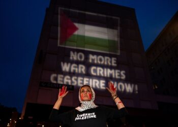 PENUNJUK perasaan pro-Palestin membantah di luar Washington Hilton, tempat Makan Malam Wartawan Tahunan White House, kelmarin. -AFP