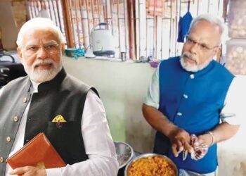 ANIL Bhai Thakkar (kanan) menjual pani puri di Gujarat dan dikatakan seiras dengan Narendra Modi.