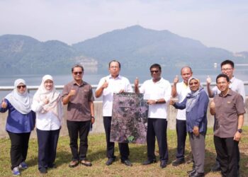 Pathmanathan (lima dari kiri) dan 
Amisam  Ismail (empat dari kiri) ketika melawat tapak Empangan Mengkuang Diperbesarkan (EMD) di Seberang Perai, Pulau Pinang.