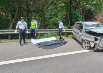 MANGSA yang maut dalam kemalangan melibatkan kereta dan lori di KM 306.1  Lebuh Raya Utara-Selatan arah Selatan dekat Kampar hari ini. - UTUSAN