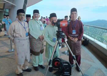 JAMALI Mohd. Adnan ketika mencerap hilal Syawal di PICC, Putrajaya. - UTUSAN/AMREE AHMAD