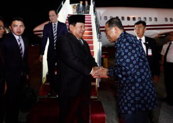 MOHAMED Khaled Nordin menyambut ketibaan Prabowo Subianto di Pangkalan Udara Subang malam tadi.