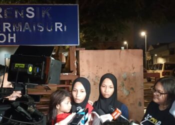 NUR Qistina Awliyah Mohd. Azinor (tengah) ditemu bual pemberita di luar pekarangan Jabatan Forensik HRPB Ipoh, di sini malam tadi. - UTUSAN