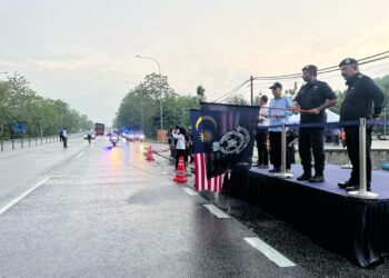 MOHD. Shukri Ramli (tiga dari kanan) membuat gimik pelepasan sebagai simbolik bagi Pelancaran Op Selamat 22 Hari Raya Aidilfitri Tahun 2024 di Stesen Minyak BHP Ulu Pauh, Arau, Perlis, hari ini. -UTUSAN/ASYRAF MUHAMMAD