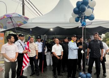 MUHAMMAD Abdul Halim (kanan) dan Mohd. Shukri Ramli (tiga dari kanan) membuat gimik perasmian sewaktu Majlis Pelancaran Op Selamat 22 Hari Raya Aidilfitri Tahun 2024 di Stesen Minyak BHP Ulu Pauh, Arau, Perlis. -UTUSAN/ASYRAF MUHAMMAD