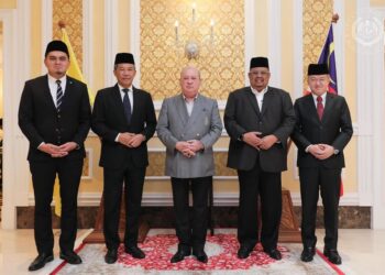 SULTAN IBRAHIM berkenan menerima menghadap pemimpin UMNO dan DAP di Istana Negara.-FACEBOOK SULTAN IBRAHIM SULTAN ISKANDAR