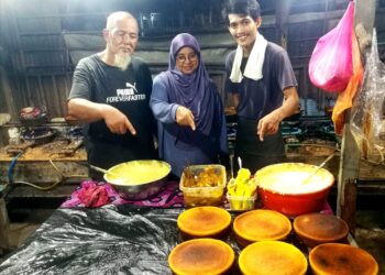 AMIRUDIN Talib (kiri) menunjukkan baulu lapis resipi turun-temurun keluarganya yang sering mendapat permintaan sempena sambutan Hari Raya Aidilfitri. - UTUSAN/ABDUL RAZAK IDRIS