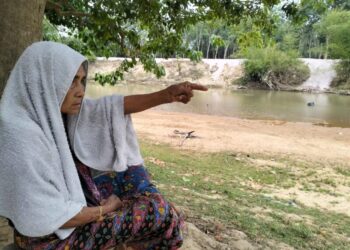 SEORANG penduduk menunjukkan  lokasi kejadian letupan bom di Thailand dari kawasan rumahnya di Kampung Lubok Gong, Rantau Panjang semalam. – UTUSAN/ROHANA ISMAIL