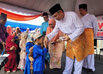 ADLY Zahari (kanan) diiringi ADUN Kota Lama, Dr. Hafidzah Mustakim (dua dari kanan) menyampaikan duit raya pada Program Jiwa Komuniti Madani dan Majlis Sambutan Hari Raya Aidilfitri @ Kota Lama di Dataran Muhammadi, Kota Bharu, Kelantan semalam. UTUSAN/MUSTAQIM MOHAMED