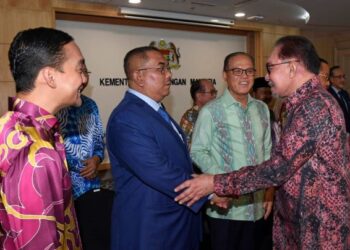 ANWAR Ibrahim bersalaman dengan Menteri Besar Kedah, Datuk Muhammad Sanusi Md. Nor ketika Mesyuarat Majlis Kewangan Negara di Putrajaya. - GAMBAR MOF