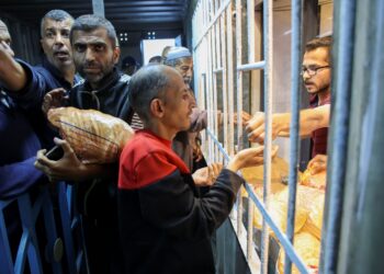 PENDUDUK membeli  roti subsidi di kedai roti di sebalik serangan berterusan oleh tentera Israel di Gaza. -AFP