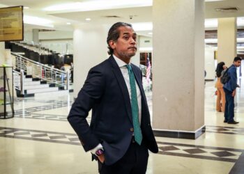 KHAIRY Jamaluddin hadir di Mahkamah Tinggi Kuala Lumpur bagi perbicaraan kes saman terhadap Lokman Noor Adam berkaitan isu vaksin Covid-19. -UTUSAN/ MUHAMAD IQBAL ROSLI