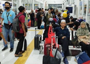 SUASANA di Terminal 17 Shah Alam, Selangor yang dipenuhi orang ramai yang mahu  pulang ke kampung halaman masing-masing sempena cuti sambutan Hari Raya Aidilfitri, semalam. – MINGGUAN/MOHAMAD NAUFAL MOHAMAD IDRIS