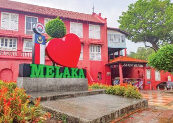 ZON bebas kenderaan dilaksanakan bagi memelihara Bangunan Merah atau Stadthuys di Banda Hilir, Melaka. – UTUSAN/SYAFEEQ AHMAD