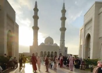 Masjid Sri Sendayan, Seremban menjadi pilihan orang ramai untuk merakam gambar kenangan bersama keluarga sempena perayaan Aidilfitri.