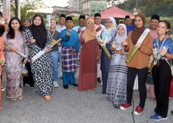 SAYANI Saidon (tengah) bersama pengamal media pada Majlis Ramah Mesra dan Berbuka Puasa bersama Media Perak di Ibu Pejabat JBPM Perak di Bandar Meru Raya, Ipoh semalam. - UTUSAN