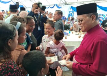 WAN ROSDY WAN ISMAIL menyampaikan duit raya kepada orang ramai di majlis Hari Raya Aidilfitri di Laman Sejahtera Felda Sungai Jelai, Lipis, Pahang hari ini.
-UTUSAN/ SALEHUDIN MAT RASAD