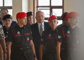 Najib Razak hadir pada perbicaraan kes penyelewengan dana 1MDB di Mahkamah Tinggi, Kuala Lumpur semalam. – UTUSAN/AMARULLAH ZAINUZZAMAN