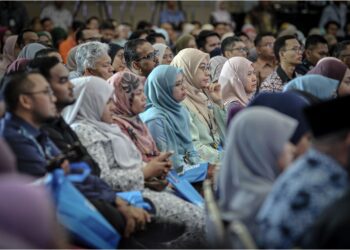 PENJAWAT  awam adalah pelaksana dasar-dasar kerajaan dalam memberikan perkhidmatan terbaik kepada rakyat. – GAMBAR HIASAN