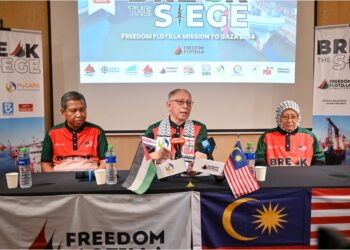 KAMAL Nasharuddin Mustapha (tengah) dalam sidang media misi bantuan kemanusiaan ke Gaza Break The Seige (Freedom Flotilla Coalition) di Ibu pejabat Humanitarian Care Malaysia (MyCARE), Seri Kembangan, Selangor semalam. – UTUSAN/AMARULLAH ZAINUZZAMAN