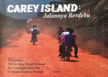 BUKU Carey Island: Jalannya Berdebu diterbitkan dalam dua versi dan mendokumentasikan pengalaman kira-kira 65 penduduk di Pulau Carey, Selangor.