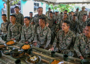 MUHAMMAD Hafizuddeain Jantan bersama sebahagian anggota Rejimen Askar Melayu Diraja (RAMD) yang bertugas ketika menghadiri Majlis Hari Raya Aidilftiri di Kem Gubir, Sik. -UTUSAN/SHAHIR NOORDIN