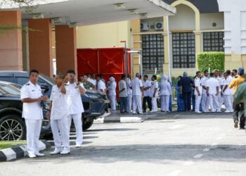 KEADAAN di Jabatan Forensik HRPB Ipoh bagi urusan menuntut jenazah kesemua mangsa nahas dua helikopter milik TLDM terhempas di Pangkalan TLDM Lumut semalam. - UTUSAN/MUHAMAD NAZREEN SYAH MUSTHAFA