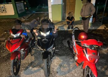 DUA remaja melakukan gaya 'Superrman' semasa menunggang motosikal ditahan dalam Op Samseng Jalanan oleh polis trafik di Pontian, Johor.