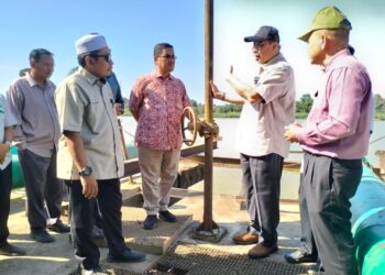 DR. Izani Husin (dua kanan) semasa melakukan lawatan ke muka sauk di Loji Rawatan Air (LRA) Kelar, Pasir Mas, Kelantan-UTUSAN/ROHANA ISMAIL.