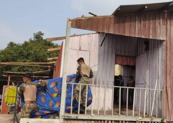 SEBAHAGIAN rumah yang mengalami kerosakan akibat ribut yang melanda di sekitar Felda Palong, Segamat.