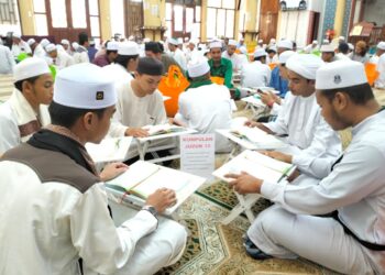 SEBAHAGIAN penduduk yang menyertai tadarus dan khatam al-Quran di Masjid Jamek Jubli Perak Sultan Ismail Petra Rantau Panjang, Kelantan, semalam-UTUSAN/ROHANA ISMAIL.