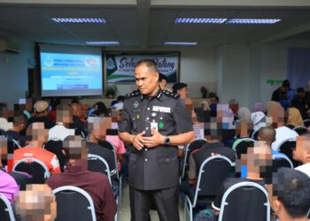 MOHD. Nasir Yusof (tengah) memberikan kata-kata semangat kepada penghuni yang dibebaskan menerusi Program Ihsan Madani Kepulangan Yang Dinanti di PPA Machang, Kelantan hari ini-UTUSAN/KAMARUL BISMI KAMARUZAMAN.