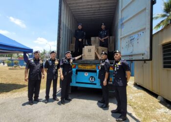 MUHAMAD Zaki Harun (tiga dari kiri) menunjukkan rokok seludup yang dimuatkan dalam sebuah lori treler kontena pada sidang akhbar di Balai Polis. Peringat, Kota Bharu, Kelantan hari ini. UTUSAN/MUSTAQIM MOHAMED.