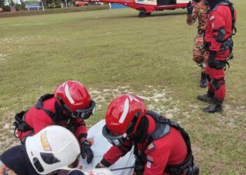 ANGGOTA bomba dan polis membawa keluar mayat seorang lelaki yang disyaki lemas ketika memancing di sungai Gunung Panti, Kota Tinggi menggunakan helikopter.