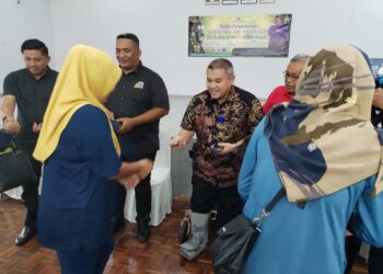 RAIS Yasin menyampaikan duit raya dan bakul makanan sumbangan Aidilfitri kepada 150 penerima di DUN Paya Rumput di Tanjung Minyak, Melaka. - UTUSAN /AMRAN MULUP