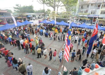 ORANG ramai beratur panjang untuk  membeli keperluan asas sempena menyambut Hari Raya Aidilfitri sempena Jualan Kasih Johor DUN Larkin di Taman Suria, Johor Bahru.