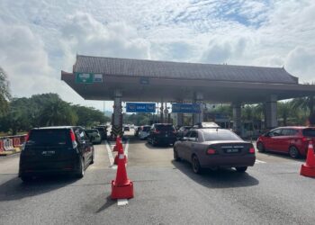 SEBAHAGIAN daripada kenderaan yang melalui susur keluar di Plaza Tol LPT2  Kuala Terengganu di Kampung Gemuruh, Kuala Terengganu, hari ini. - UTUSAN/TENGKU DANISH BAHRI TENGKU YUSOFF