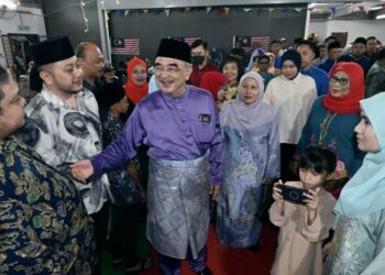 MOHD. ALI Mohd. Rustam bersalaman dengan orang ramai sambil diperhatikan Kalsom Noordin (dua dari kanan) ketika menghadiri  Majlis Rumah Terbuka Aidilfitri DUN Pengkalan Batu di Kompleks Japerun Pengkalan Batu, Melaka. - UTUSAN/AMRAN MULUP