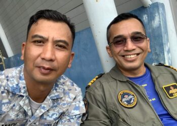 NOOR  AHMADI Hamdan (kiri) bergambar kenangan bersama Komander Mohamad Amir Mohamad sewaktu menyertai satu operasi pada 2021.