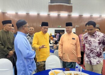 MUHAMAD Zaki Harun (tiga dari kanan) beramah mesra dengan tetamu di Majlis Sambutan Hari Raya di Dewan Tanjung, Ibu Pejabat Polis Daerah (IPD) Gua Musang, Kelantan-UTUSAN/AIMUNI TUAN LAH.