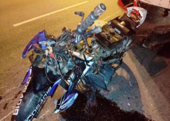 KEADAAN motosikal yang ditunggangi dua rakan sekampung setelah dirempuh sebuan bas ekspres di Kilometer 13.5 Jalan Kuala Terengganu - Kuantan dekat Rusila, Marang, hari ini.