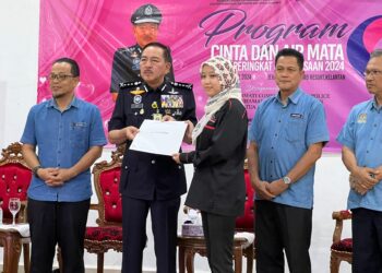 MUHAMMAD Zaki Harun (dua kiri)  menyerahkan sijil kepada peserta yang menyertai Program Cinta dan Air Mata di Jeram Pasu, Pasir Puteh, Kelantan hari ini. UTUSAN/TOREK SULONG