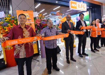 SHAMSUL Iskandar Mohd. Akin (dua dari kiri) bersama Sheikh Farouk Sheikh Mohamed (tiga dari kiri) dan Iskandar (kiri) pada Majlis Pembukaan Pasar Raya Besar AEON BiG di Pusat Beli Belah Palm Mall, Seremban semalam.-UTUSAN/MOHD. SHAHJEHAN MAAMIN.