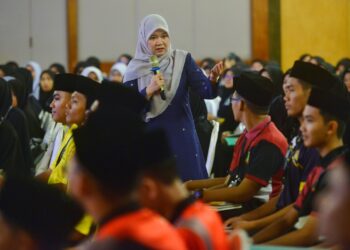 FADHLINA Sidek ketika aktiviti bicara santai semasa menghadiri program Kem Generasi Madani (GenMadani) Pemimpin Murid Sekolah Menengah Kebangsaan Agama (SMKA) Peringkat Kebangsaan Tahun 2024 di Seremban hari ini.-UTUSAN/MOHD. SHAHJEHAN MAAMIN.