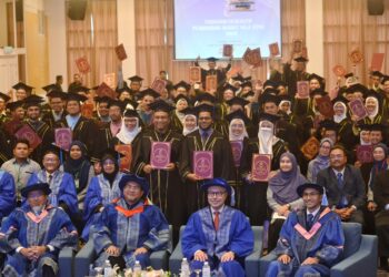 SYED Saleh Syed Abdul Rahman (duduk, dua dari kanan) dan Dr. Sharifudin (duduk, dua dari kiri) bersama peserta-peserta pada Majlis Perasmian Penutup dan Penyampaian Sijil Program Eksekutif Pembimbing Ibadat Haji (EPIH) di Port Dickson hari ini.-UTUSAN/MOHD. SHAHJEHAN MAAMIN.