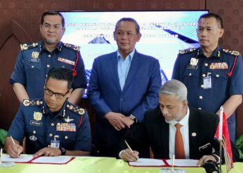 AMINUDDIN Harun (tengah) menyaksikan Majlis Tandatangan Letter of Intent di antara JBPM - HRD Corporation di Universiti Sains Islam Malaysia (USIM) di Nilai, Seremban hari ini.-UTUSAN/MOHD. SHAHJEHAN MAAMIN.