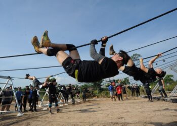 SEBAHAGIAN peserta sukan lasak berhalangan, Spartan Race Malaysia yang mengambil bahagian di Pusat Sukan Estuari, Iskandar Puteri, Johor. - UTUSAN/RAJA JAAFAR ALI